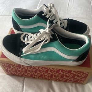 Almost Brand New Vans Sneakers for Women, girls or boys! With box!